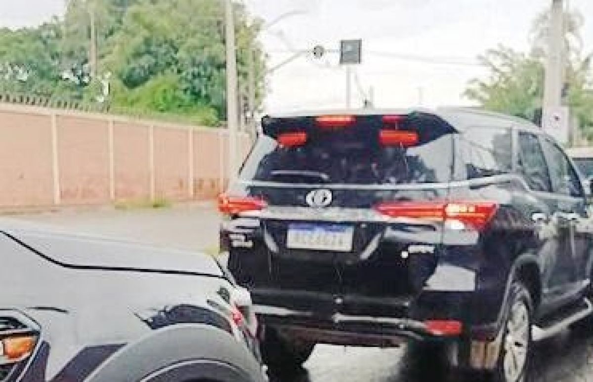 Deputados usam giroflex em carros oficiais e podem violar lei de trânsito